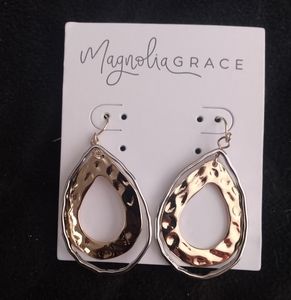Magnolia Grace Gold loop earrings